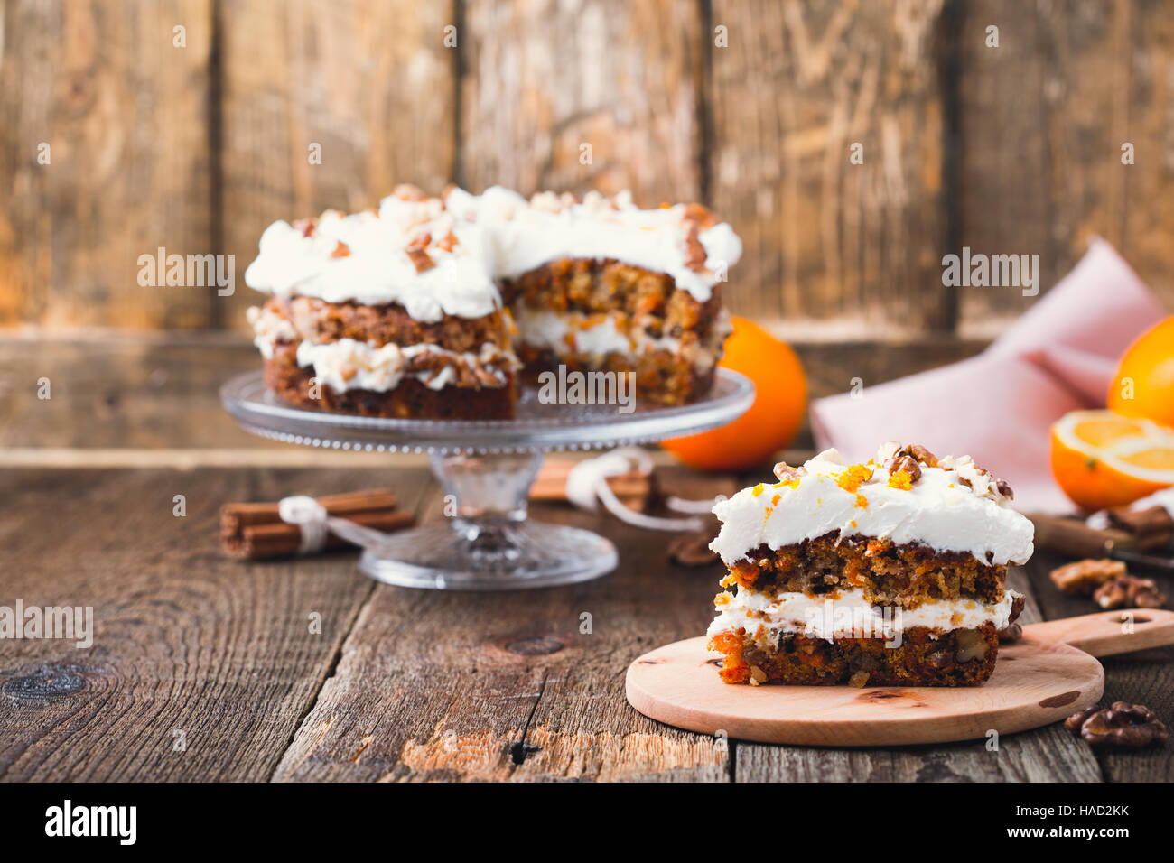 Hausgemachte orange Karottenkuchen mit Frischkäse Frosting, traditionellen amerikanischen Nachmittagstee behandeln Stockfoto