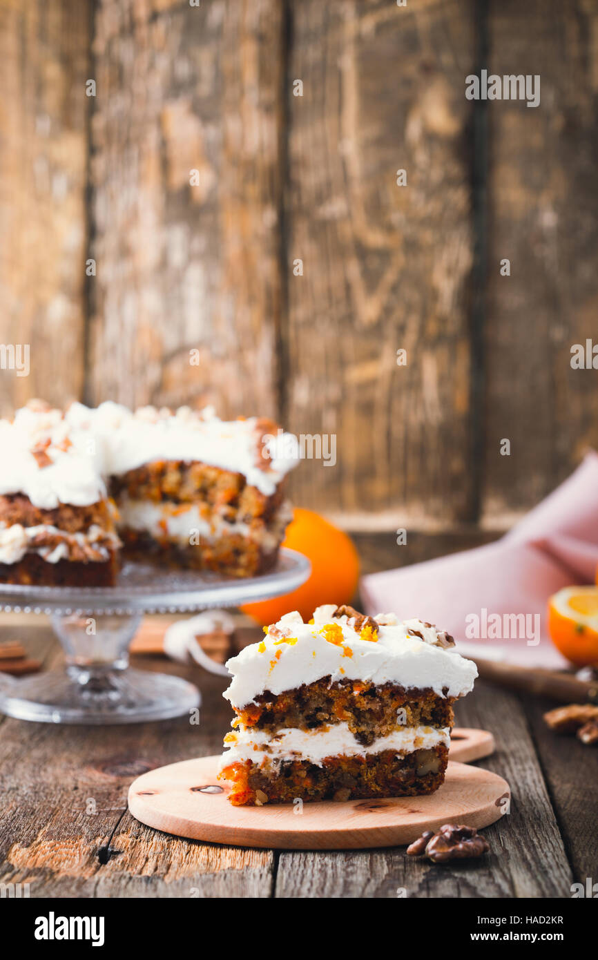 Hausgemachte orange Karottenkuchen mit Frischkäse Frosting, traditionellen amerikanischen Nachmittagstee behandeln Stockfoto