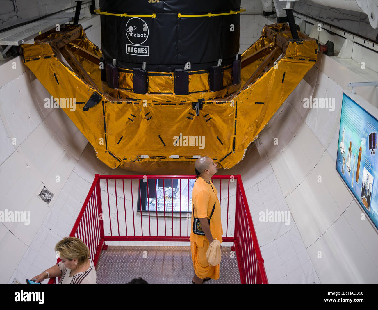 Touristen, die das Lyndon B. Johnson Space Center (JSC) besuchen, ist das Bemannte Raumfahrtzentrum der National Aeronautics and Space Administration (NASA, Houston, Texas), in dem die Ausbildung, Forschung und Flugkontrolle von menschlichen Raumflügen durchgeführt wird. Stockfoto