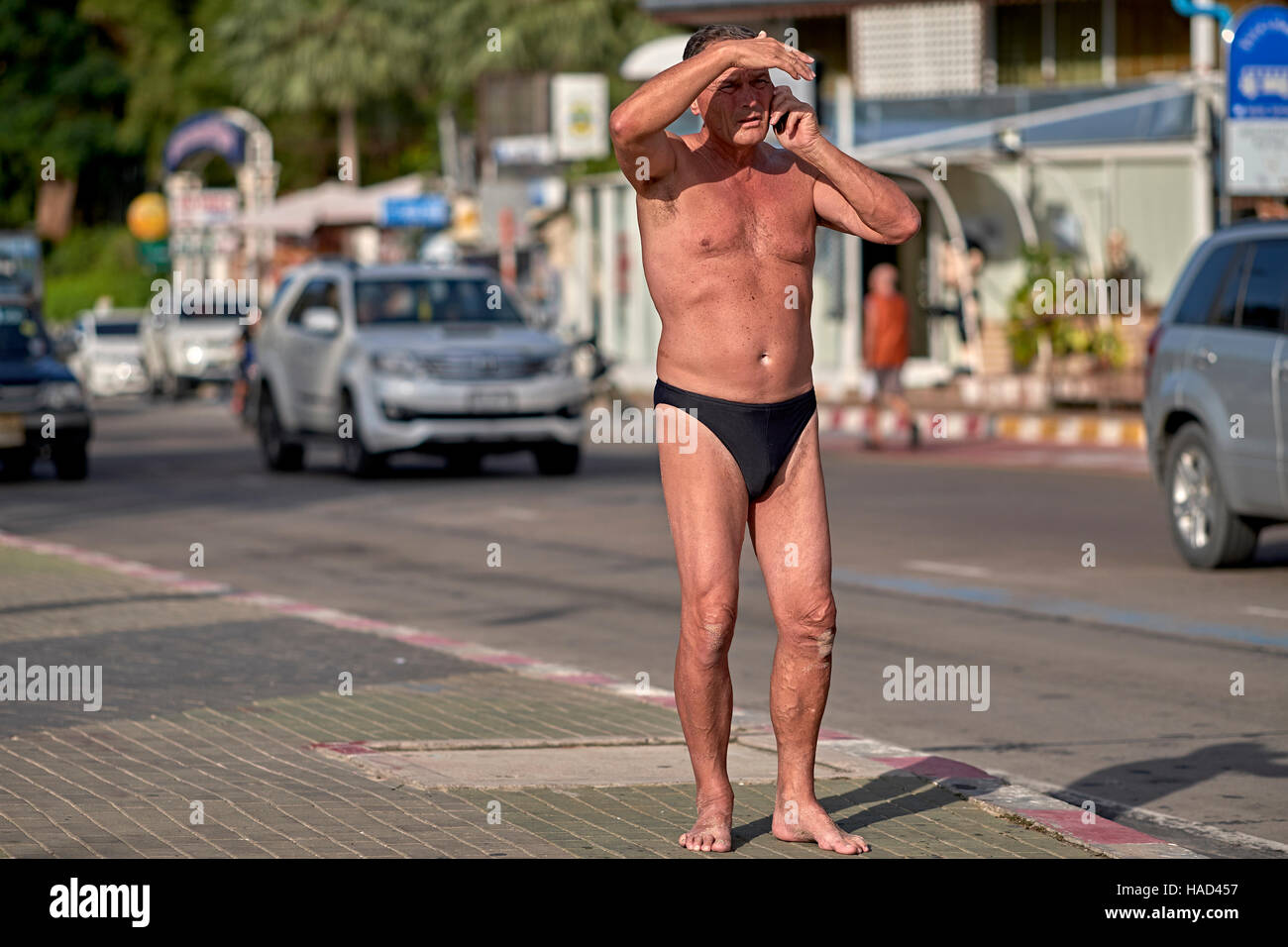 Unangemessen gekleidet Kaukasischen Männchen tragen Badehosen Speedos auf der Straße. Pattaya Thailand S. E. Asien Stockfoto