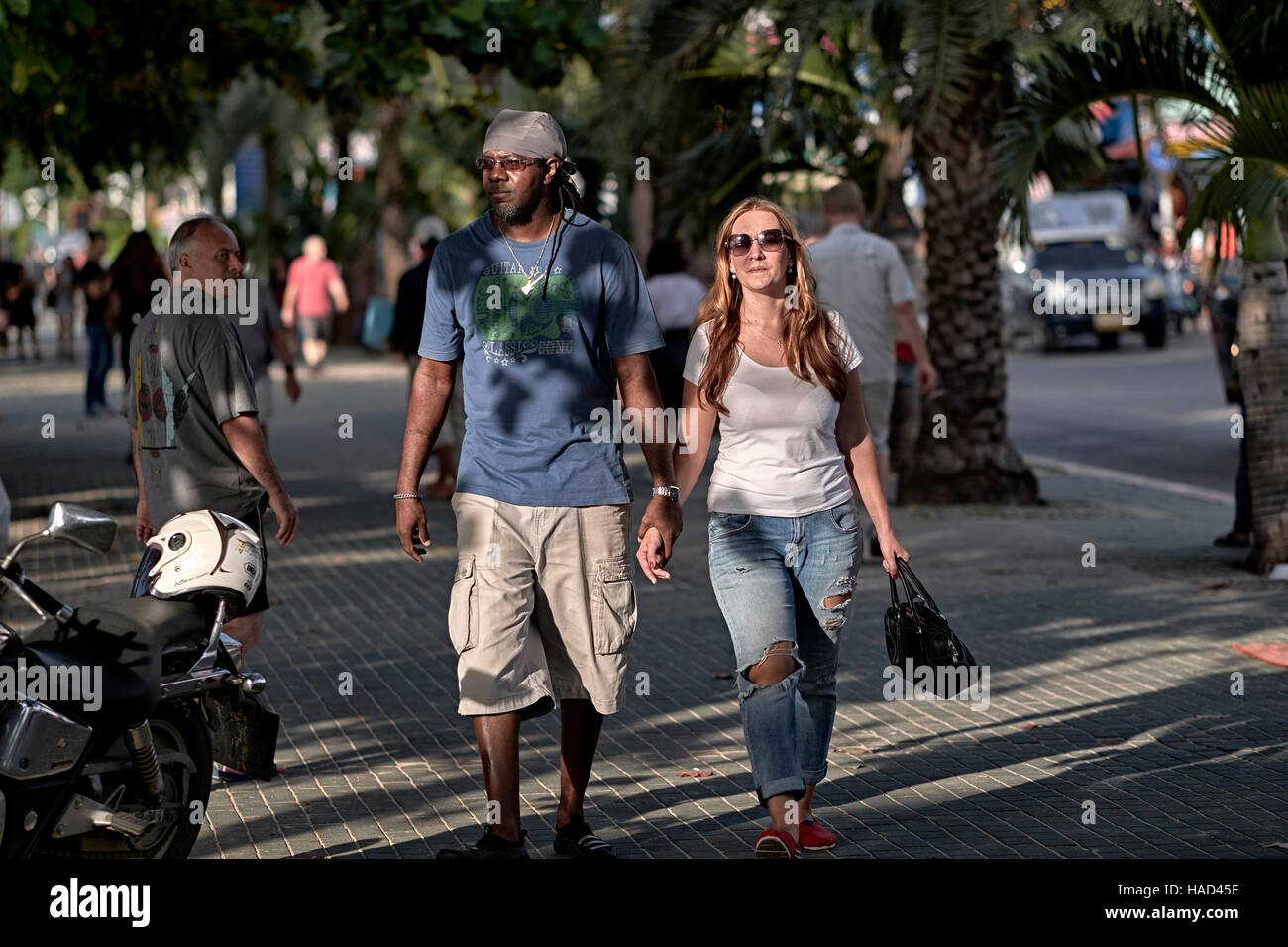 Gemischte Rassen paar hand in hand gehen. S. E. Asien Thailand Stockfoto