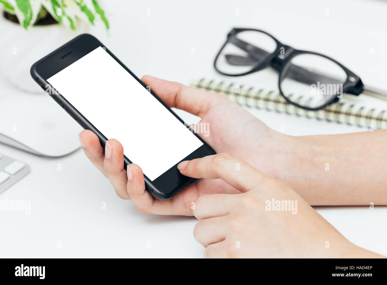 Close-up Hand mit Telefon am Schreibtisch Stockfoto