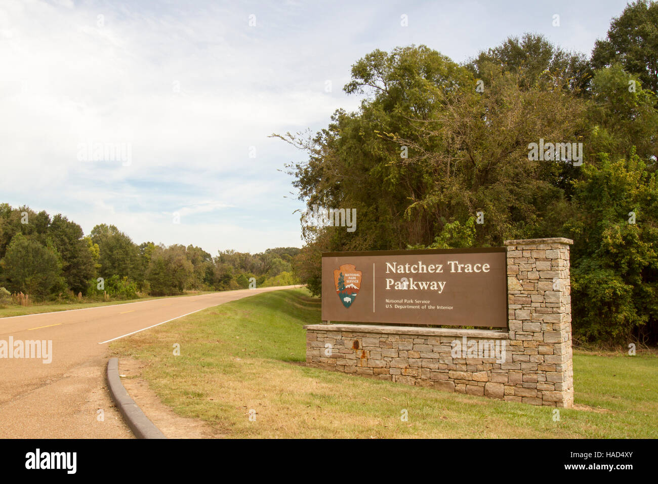 Natchez, MS, USA - 24. Oktober 2016: Natchez Trace Parkway Schild am südlichen Endpunkt. Stockfoto