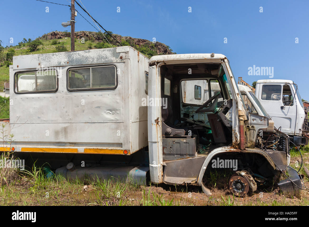 LKW-Fahrzeug-Wracks verschrottet am Straßenrand der Landschaft verlassen. Stockfoto