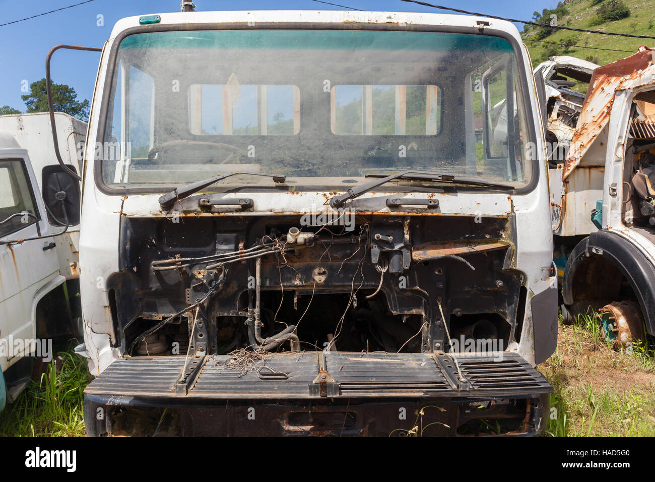 LKW-Fahrzeug-Wracks verschrottet am Straßenrand der Landschaft verlassen. Stockfoto