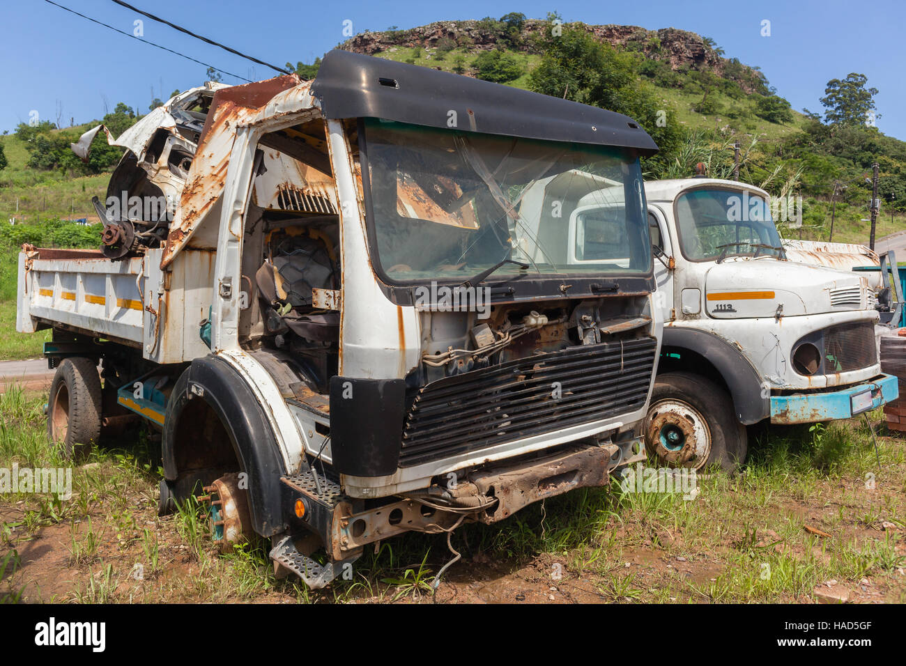 LKW-Fahrzeug-Wracks verschrottet am Straßenrand der Landschaft verlassen. Stockfoto