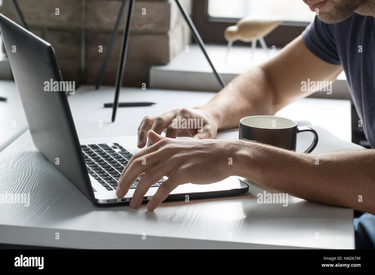 Mann ist Laptop verwenden. Stockfoto