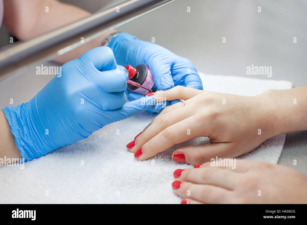 Nagel Styling Farbe Nagellack. Farbige Maniküre Nägel kosmetische farbige Lackmalerei Stockfoto