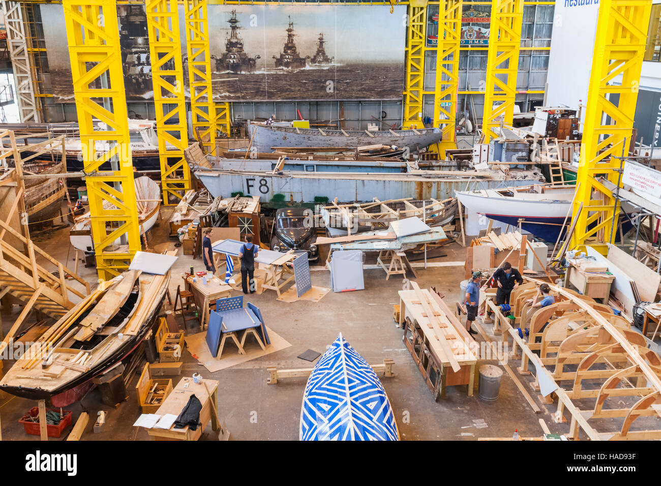 England, Hampshire, Portsmouth, Portsmouth Historic Dockyard, Bootshaus 4, Bootsbau und Restaurierung Stockfoto