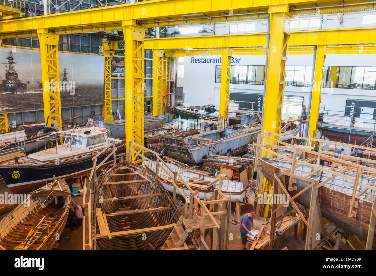 England, Hampshire, Portsmouth, Portsmouth Historic Dockyard, Bootshaus 4, Bootsbau und Restaurierung Stockfoto