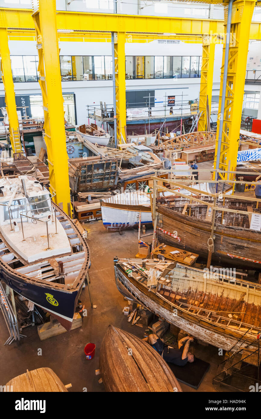 England, Hampshire, Portsmouth, Portsmouth Historic Dockyard, Bootshaus 4, Bootsbau und Restaurierung Stockfoto