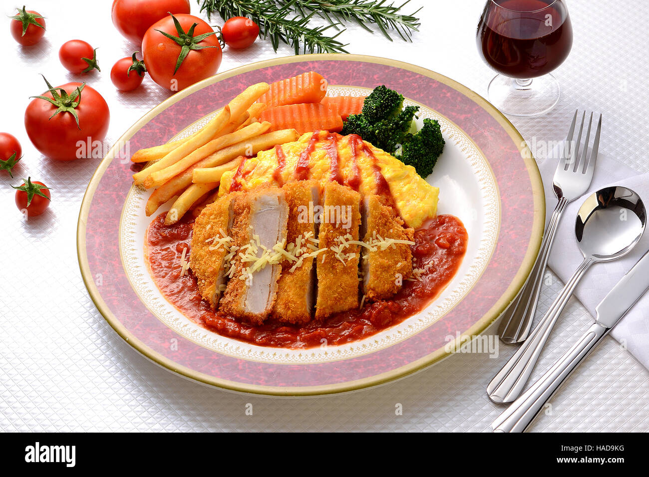 Japanische Schweinekotelett mit Reis Omelette und Tomatensauce Stockfoto