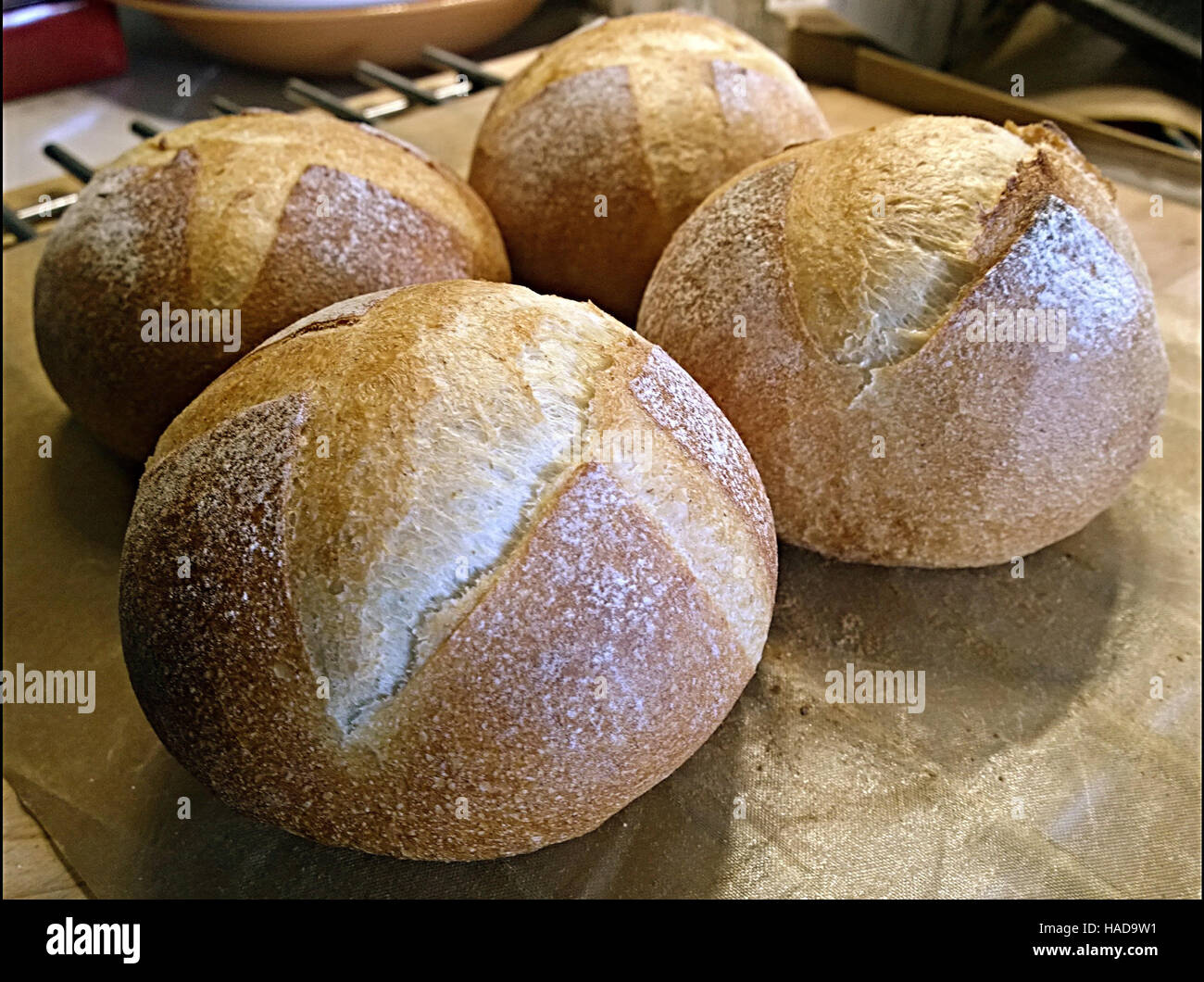 Frisch gebackene traditionelle Brot auf Holztisch Stockfoto