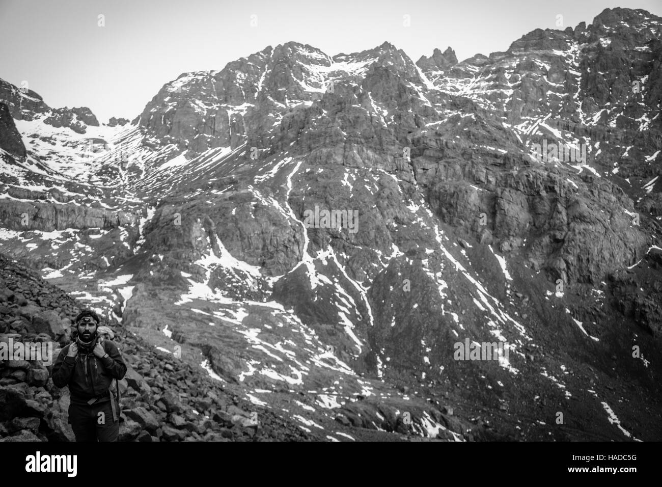 Ökologische Porträt eines Bergsteigers auf den Aufstieg auf den Gipfel Jbel Toubkal in Marokko Stockfoto