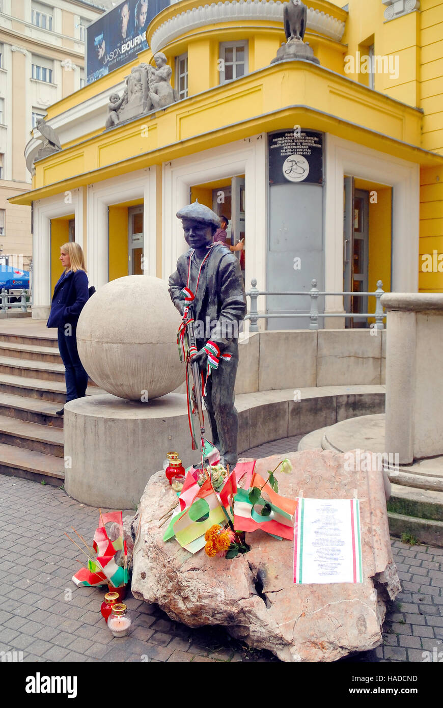 Budapest, Ungarn. Der Eingang des renommierten Corvin Kinos, auch bekannt als Corvin Budapest Film-Palast. Im Vordergrund die Bronzestatue "Ruhm zu den jungen Budapest" in Erinnerung der Kinder, die an dem Aufstand von 1956 gegen die sowjetische Besatzung teilgenommen. Stockfoto