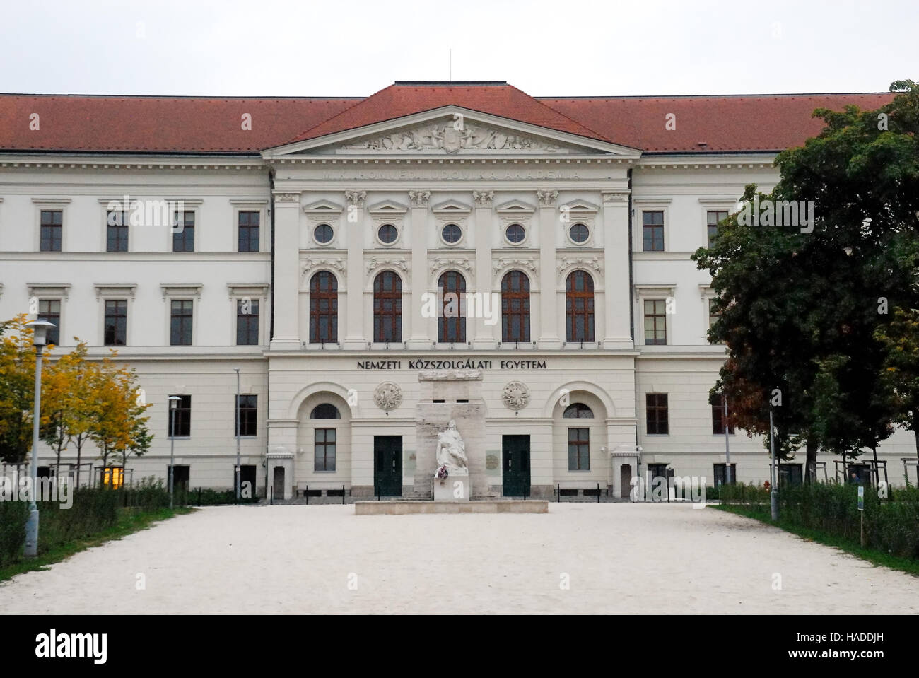 Budapest, Ungarn. Ludovika Platz. WWI-Denkmal am Ludovika und die wichtigsten Gebäude Westfassade der Ludovika Komplex. Nun, Miklos Zrinyi National Defense University (MZNDU) Stockfoto