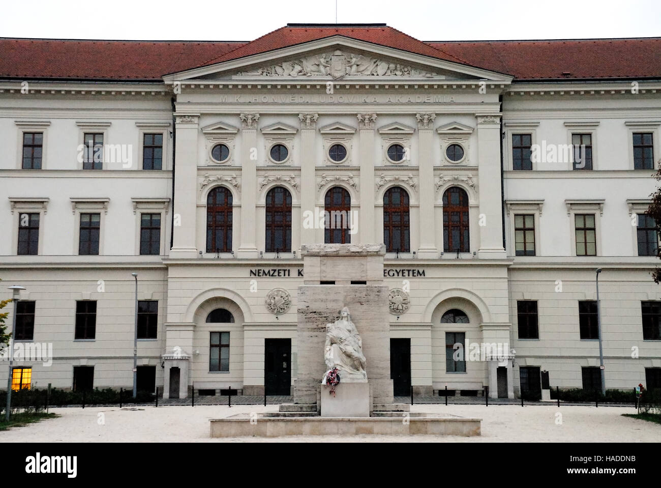 Budapest, Ungarn. Ludovika Platz. WWI-Denkmal am Ludovika und die wichtigsten Gebäude Westfassade der Ludovika Komplex. Nun, Miklos Zrinyi National Defense University (MZNDU) Stockfoto
