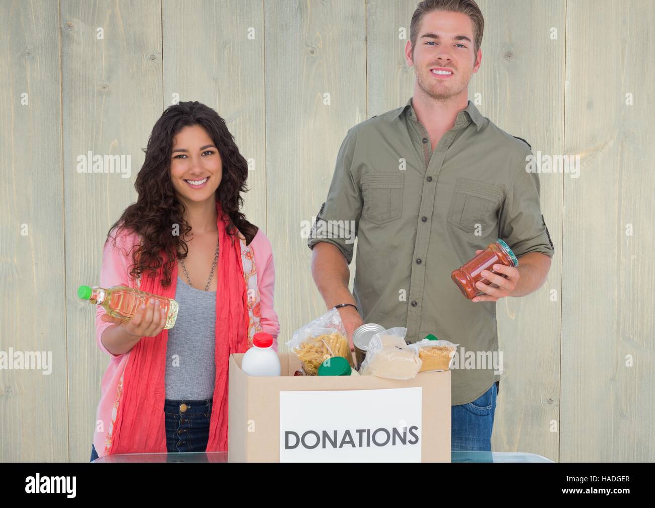 Lächelnde paar halten Nahrungsmittel aus Spenden box Stockfoto