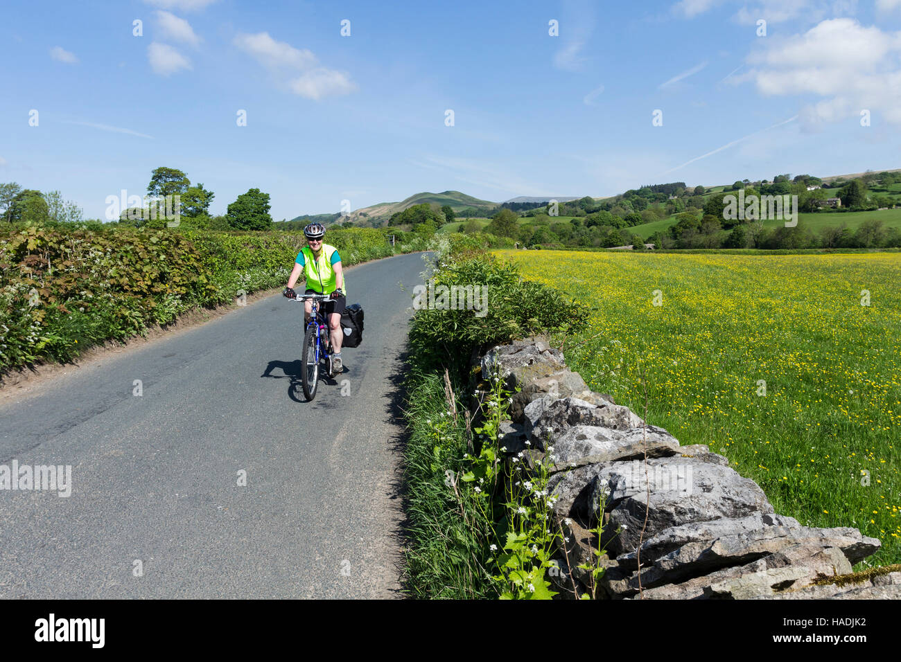 Glücklich Radfahrer auf den Seen und Täler Schleife Fahrradtour in Dentdale Yorkshire Dales, UK Stockfoto