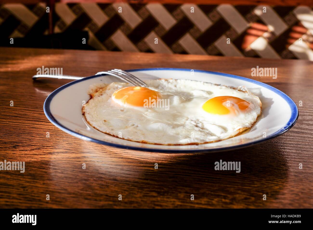 Zwei Spiegeleier auf das Tablett mit dem Licht blau Teller Stockfoto