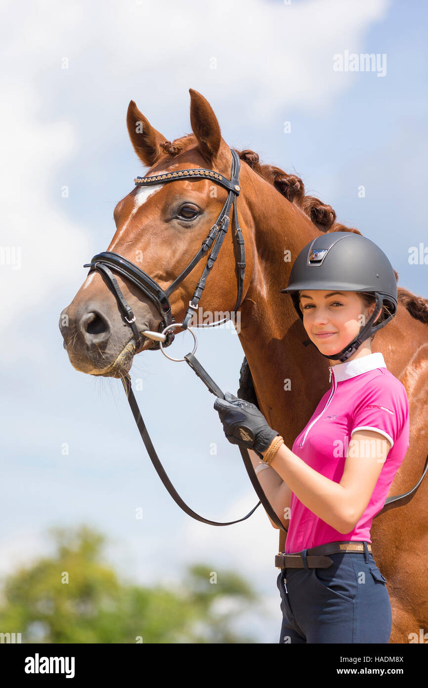 Württemberg Warmblut. Junge Reiter stehen neben Fuchswallach. Deutschland Stockfoto