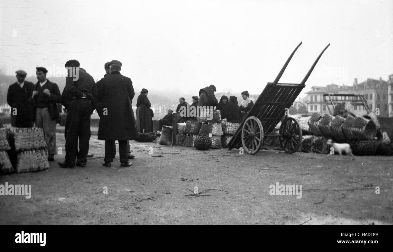 Fischerinnen und Fischer am Kai mit Gatter & Wagen bei Haag 1910 Stockfoto