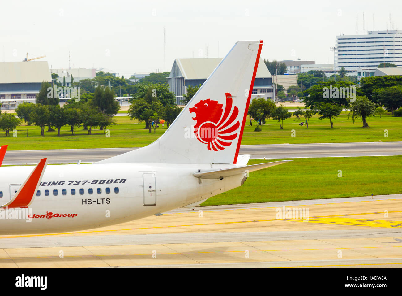 Abschnitt der Thai Lion Air Flugzeug des Rollens auf Start-und Landebahn am Flughafen Bangkok-Don Mueang Rute. Stockfoto