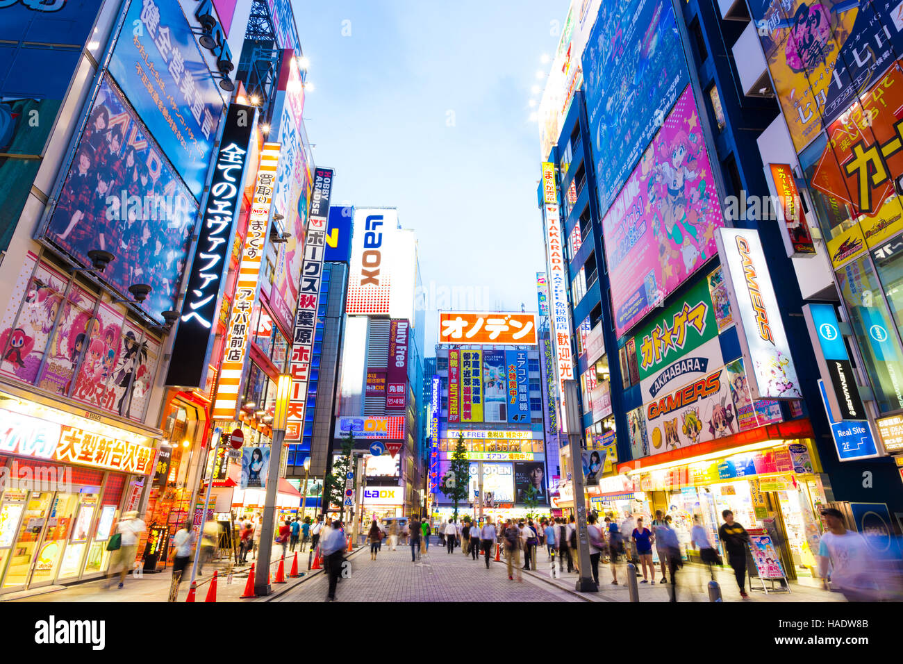 Neon Lichter und Plakat-Werbung auf den Aufbau von Seiten im geschäftigen Akihabara Elektronik Hub während der Dämmerung, die blaue Stunde Stockfoto