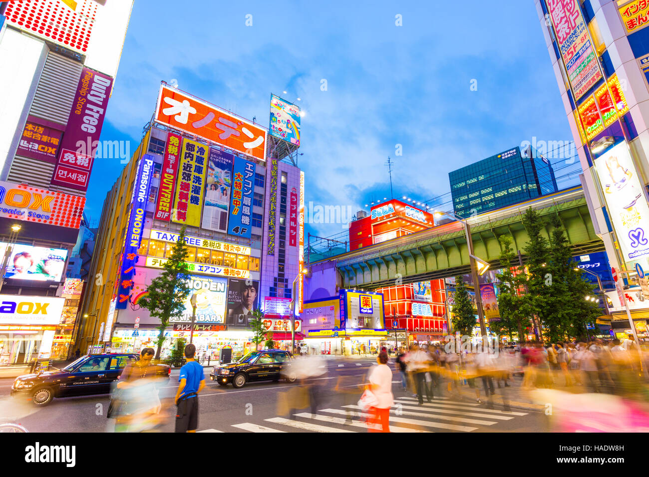 Hektischen Trubel der Hauptstraße in Akihabara unter hellen Neon Plakatwände und Shop Zeichen zur blauen Stunde am Sommerabend Stockfoto