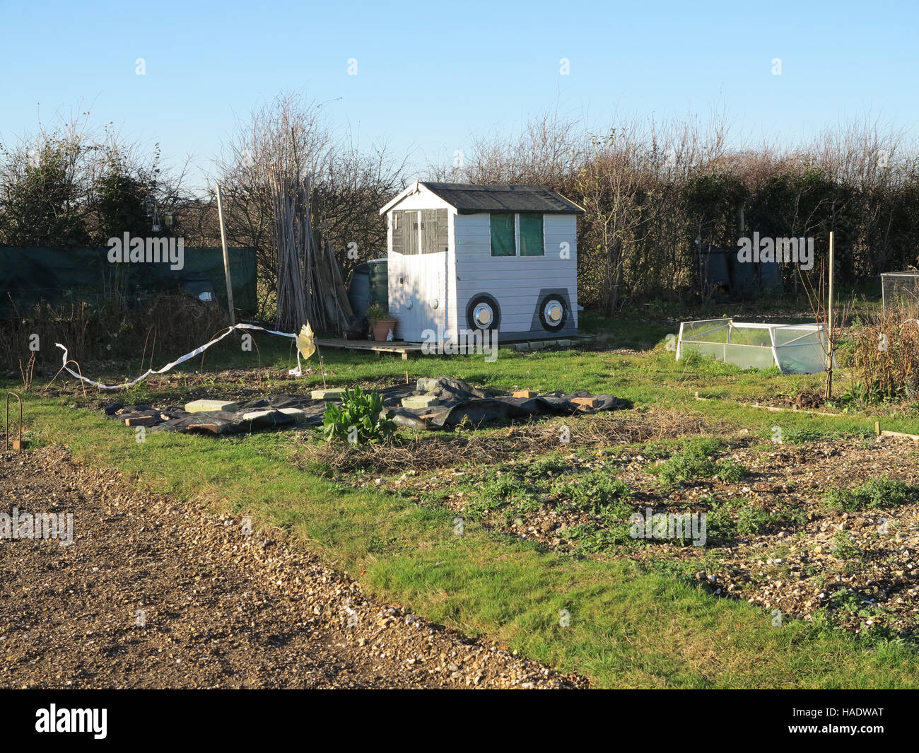 Gartenschuppen mit seitlich lackierten Rädern, Sussex, England Stockfoto