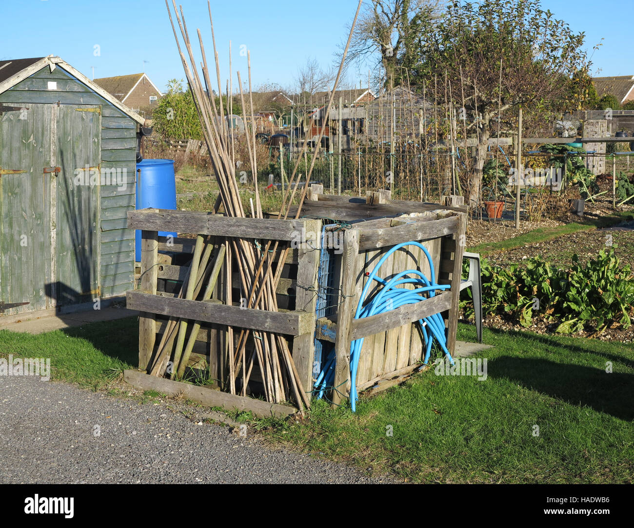 Holzpaletten werden zur Lagerung in einem englischen Kleingarten, Sussex, England, verwendet Stockfoto