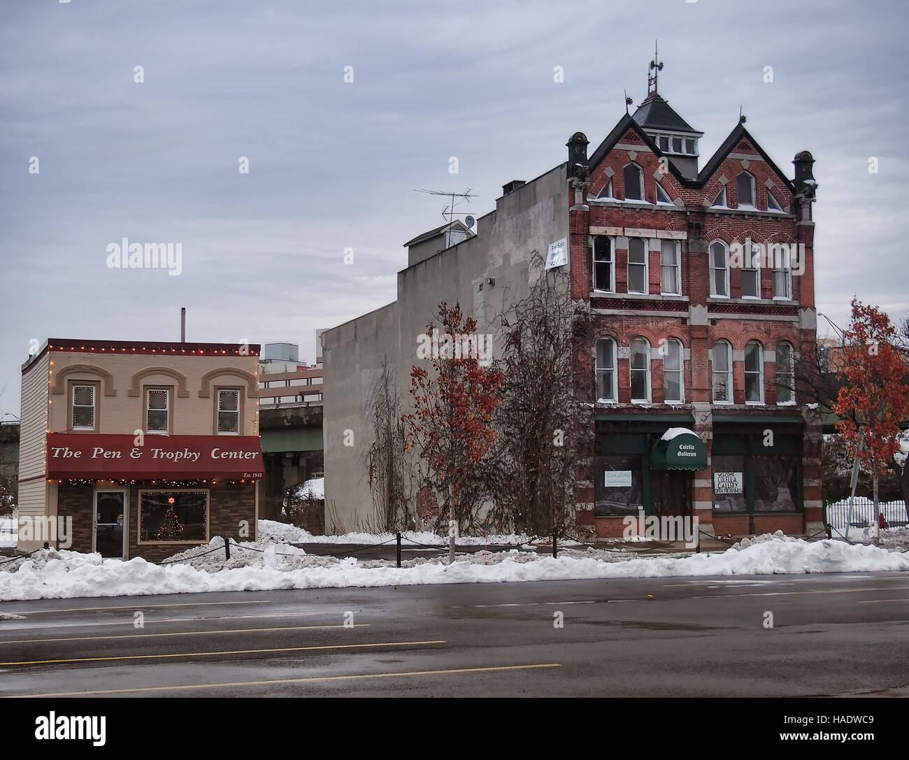 Syracuse, New York, USA. November 24,2016. Blick auf einige der kleinen Unternehmen auf der James Street in der Innenstadt von Syracuse, New York, Erntedankfest Stockfoto