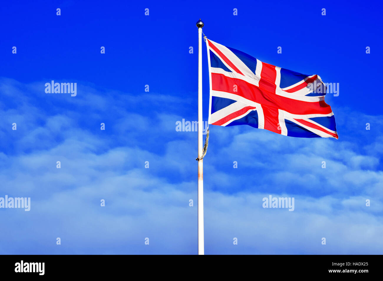 Großbritannien Flagge auf blauem Himmel Stockfoto