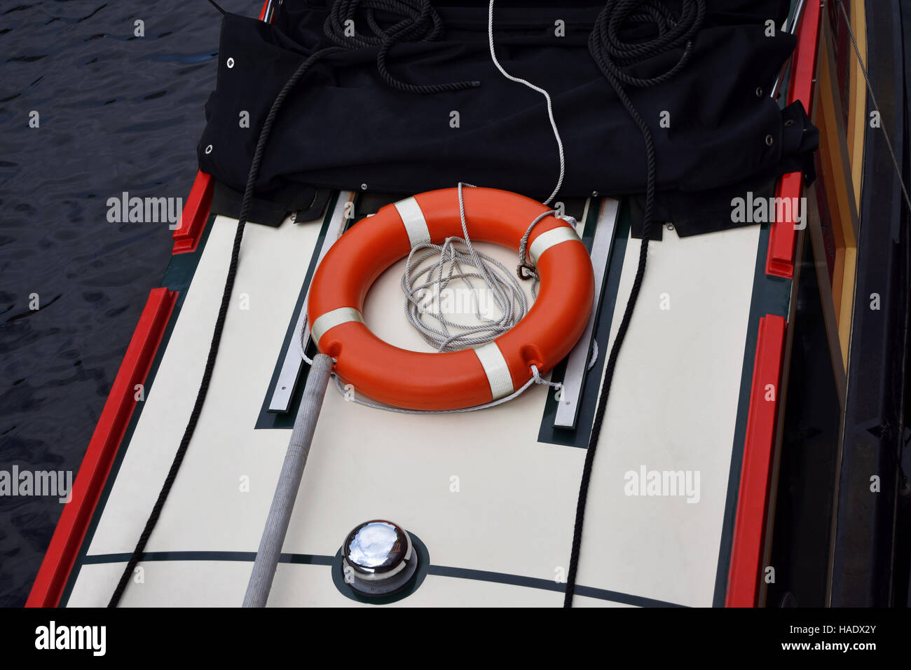 Die orange Rettungsring Ring auf dem Boot auf dem alten Kanal von Birmingham Stockfoto