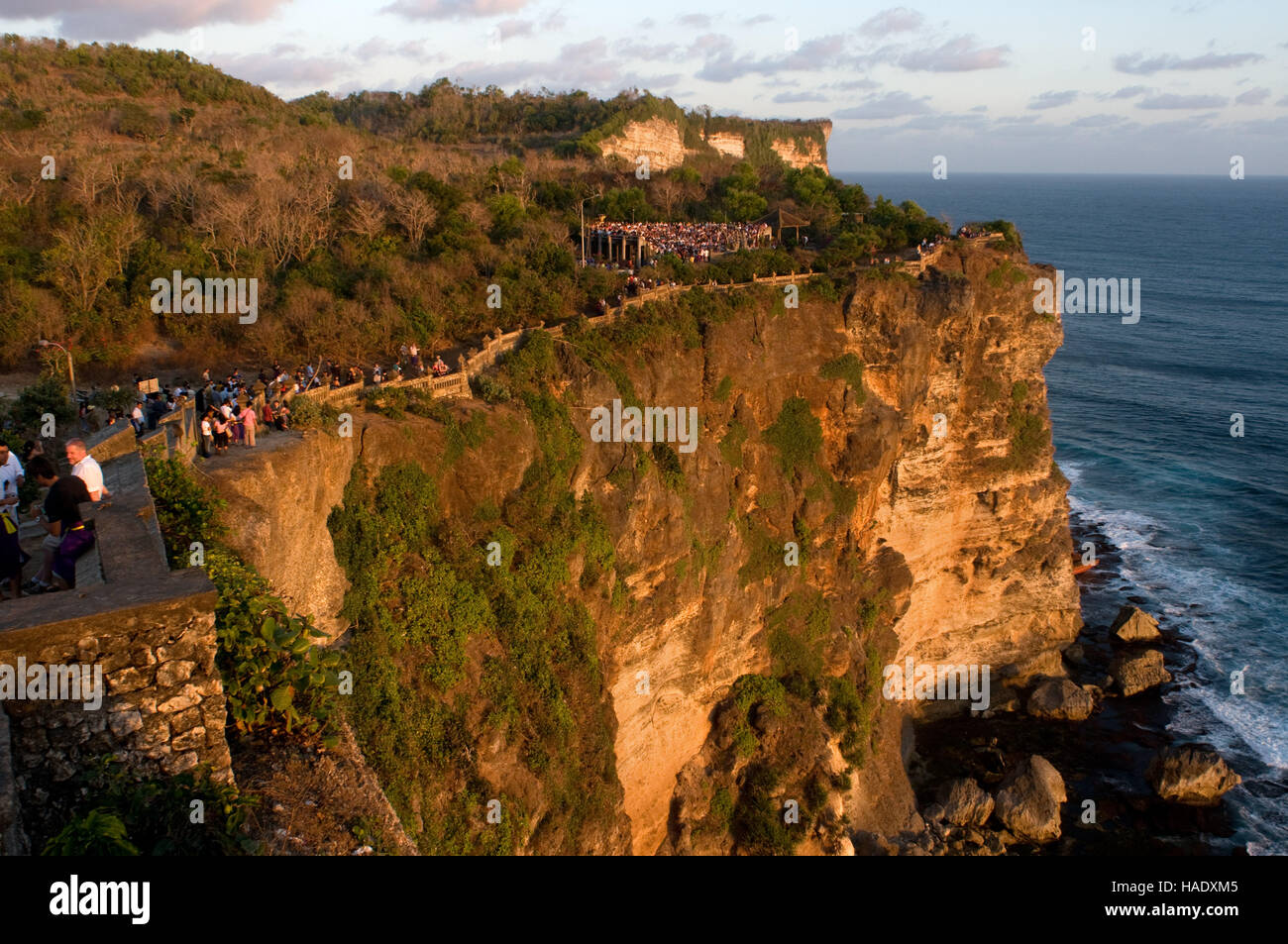 Touristen auf den Klippen neben der Ulu Watu Tempel Pura Luhur. Bali. Uluwatu Tempel ist ein Hindu-Tempel am Kliff Ufer im südlichen Teil von Bali P Stockfoto