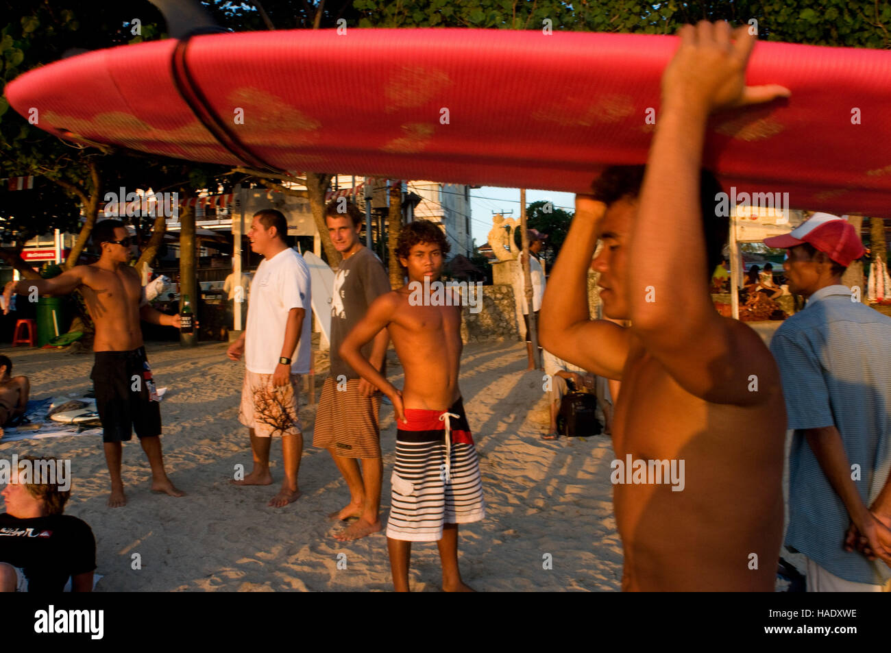 Surfer am Strand von Kuta. Surfunterricht. Bali. Kuta ist eine Küstenstadt im Süden von der Insel Lombok in Indonesien. Die Landschaft ist berauscht Stockfoto