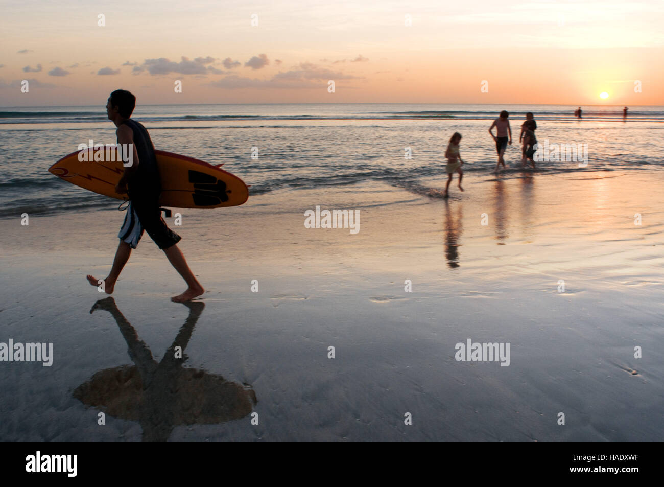 Surfer am Strand von Kuta. Surfunterricht. Bali. Kuta ist eine Küstenstadt im Süden von der Insel Lombok in Indonesien. Die Landschaft ist berauscht Stockfoto