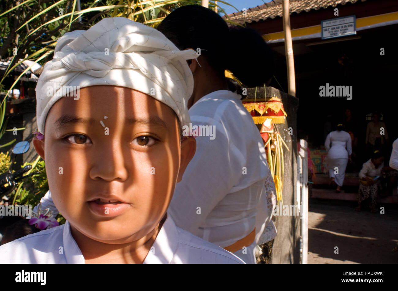 Porträt eines hinduistischen Jungen in einem Tempel in der Nähe von Kuta. Bali. Galungan feiern Bali Indonesien. Kuta ist eine Küstenstadt im Süden von der Insel Lombok Stockfoto