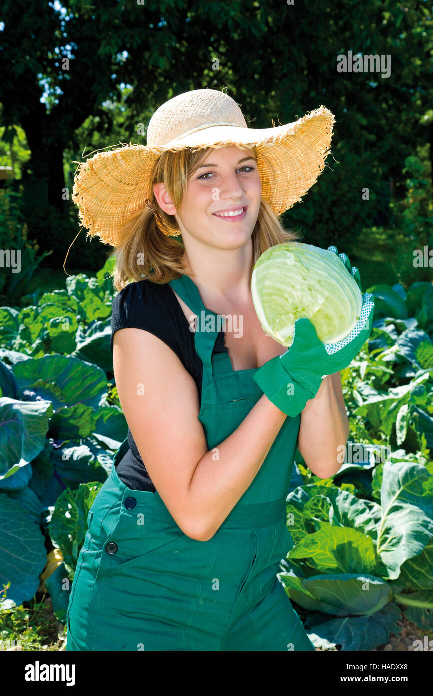 Weibliche Gärtner mit Weißkohl Stockfoto