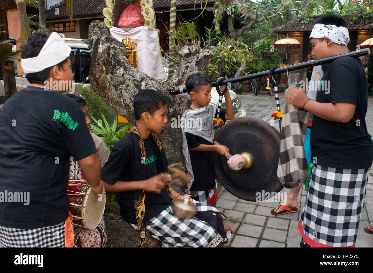 Galungan. Ubud Affenwald. Ubud. Heiligen Affen Wald von Padangtegal. Mehrere junge Menschen spielen Sie Musik durch die Straßen von Ubud während der celebr Stockfoto