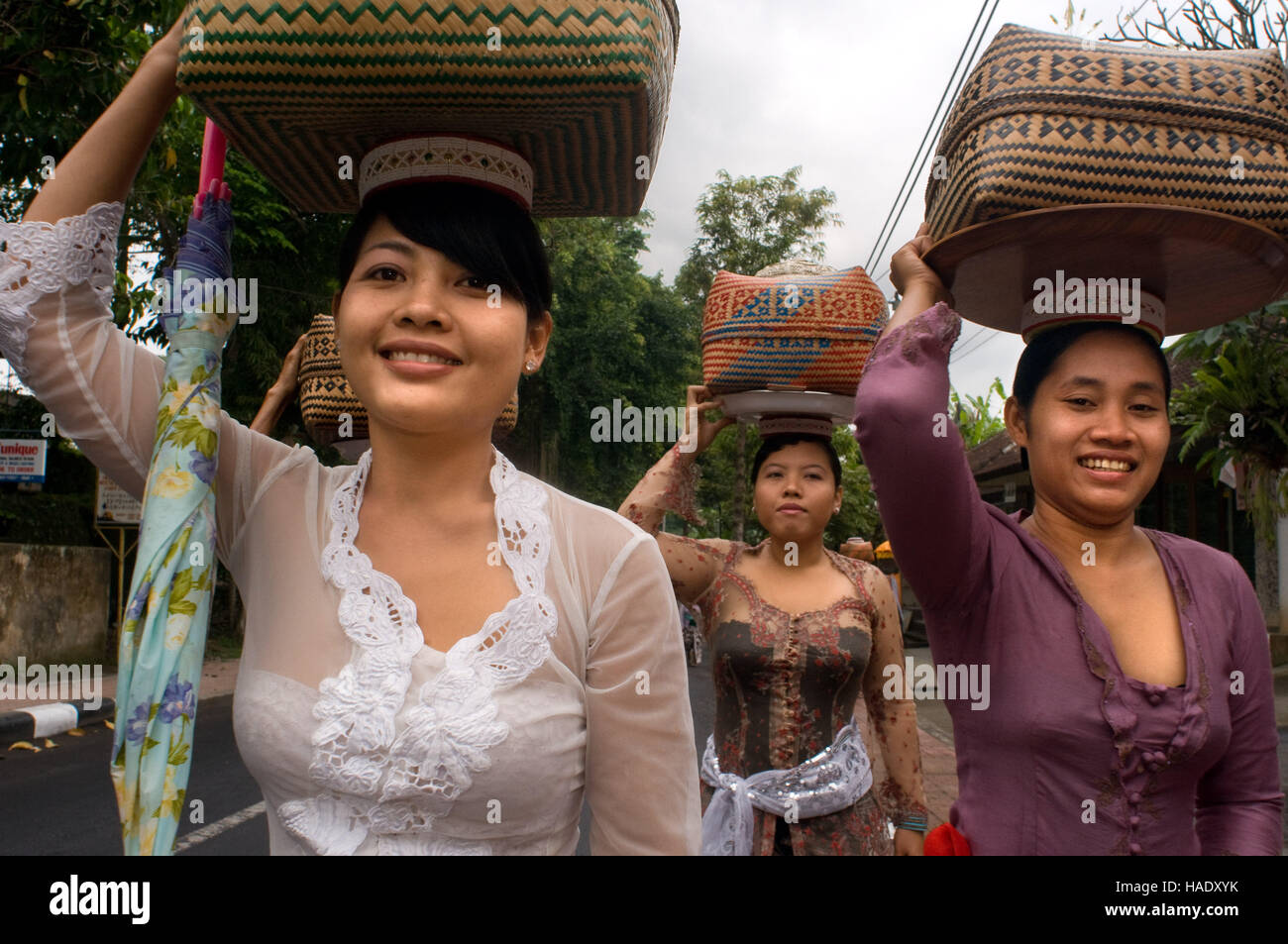 Viele Frauen wenden sich an das Heilige Buch Monkey Forest zu beten und Opfergaben für die Feier des Galungan zu verlassen. Galungan Festival, das wichtigste B Stockfoto