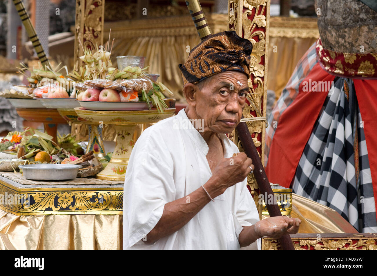 Ein Mann verlässt seine gaben in den Tempel Pura Desa Ubud anlässlich des Galungan. Galungan Festival, das wichtigste von Bali, symbolisiert Stockfoto