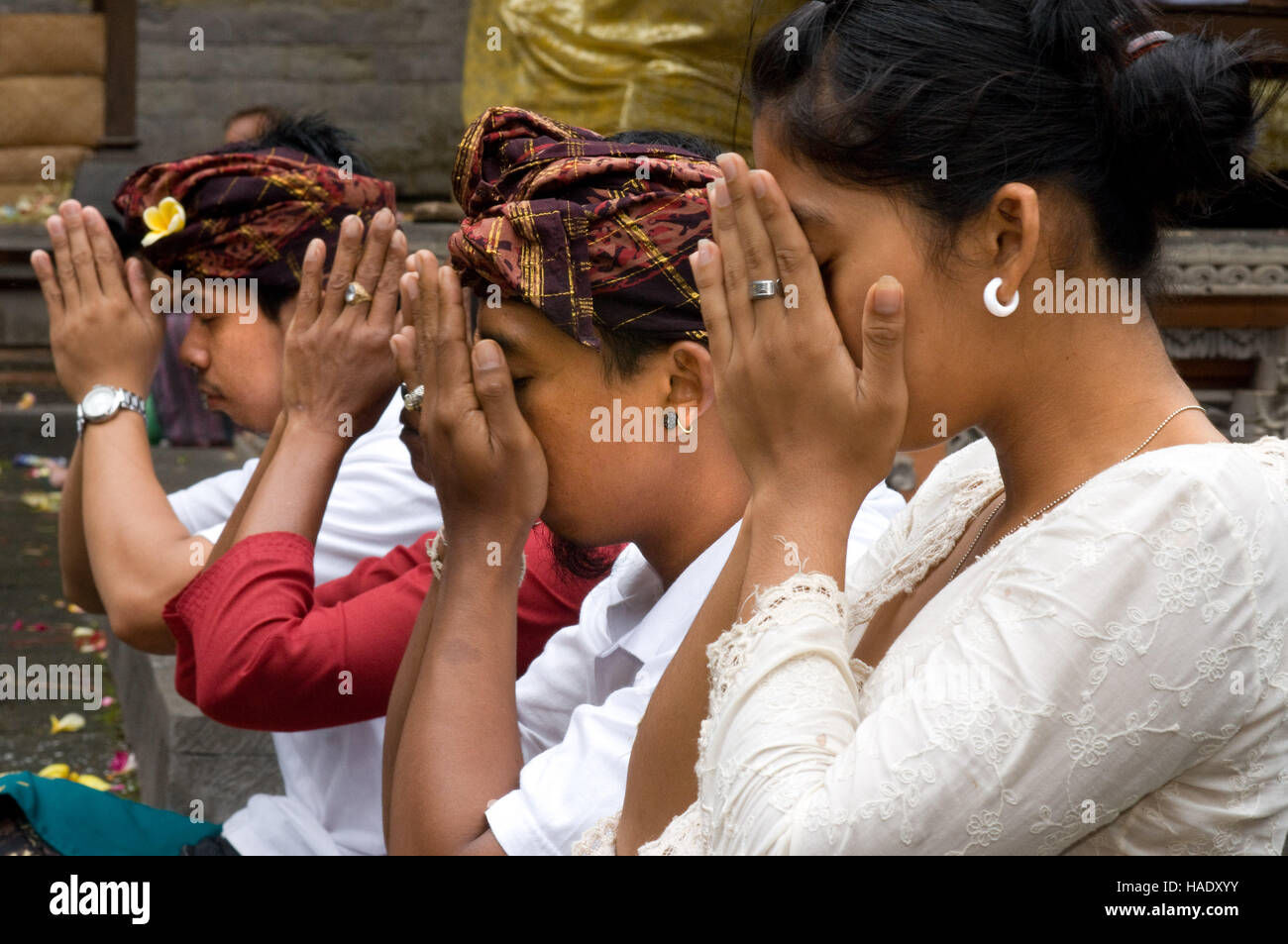 Mehrere Menschen beten und Angebote in den Heiligen Affenwald anlässlich des Galungan zu verlassen. Galungan Festival, das wichtigste von Bali, s Stockfoto