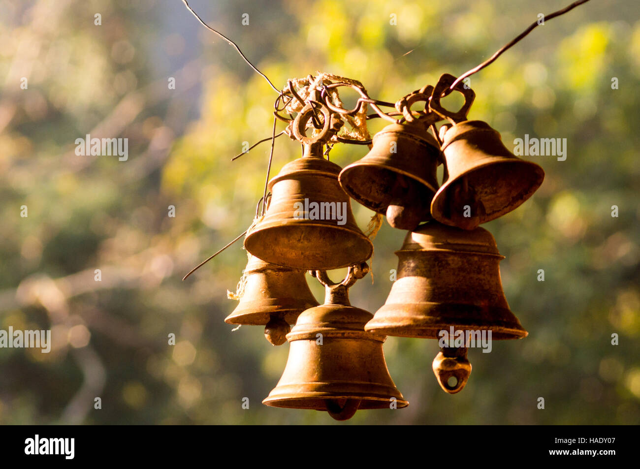 Hinduistische Gebet Glocken in abgelegenen Tempel im Wald Stockfoto