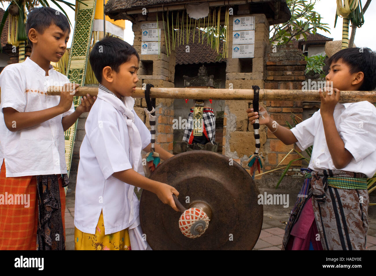 Mehrere Jugendliche spielen während der Feier des Galungan Musik durch die Straßen von Ubud. Galungan Festival, das wichtigste von Bali, symboli Stockfoto