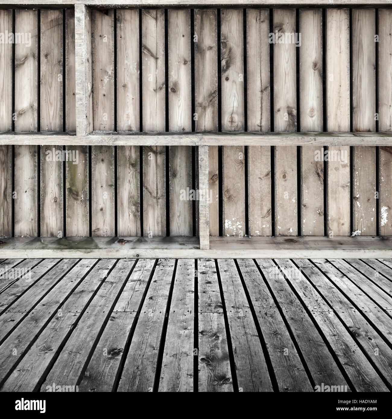 Abstrakte Holz-Interieur mit rauen grauen Böden und Regale an Stirnwand Stockfoto