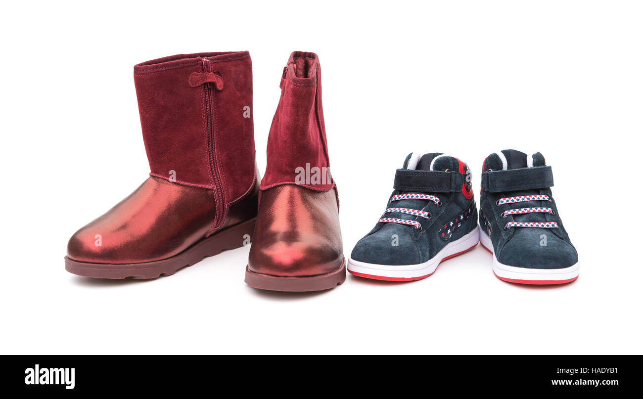 schwarze Schuhe für Sohn und roten für Mama auf weiß als Abstammung Konzept Stockfoto