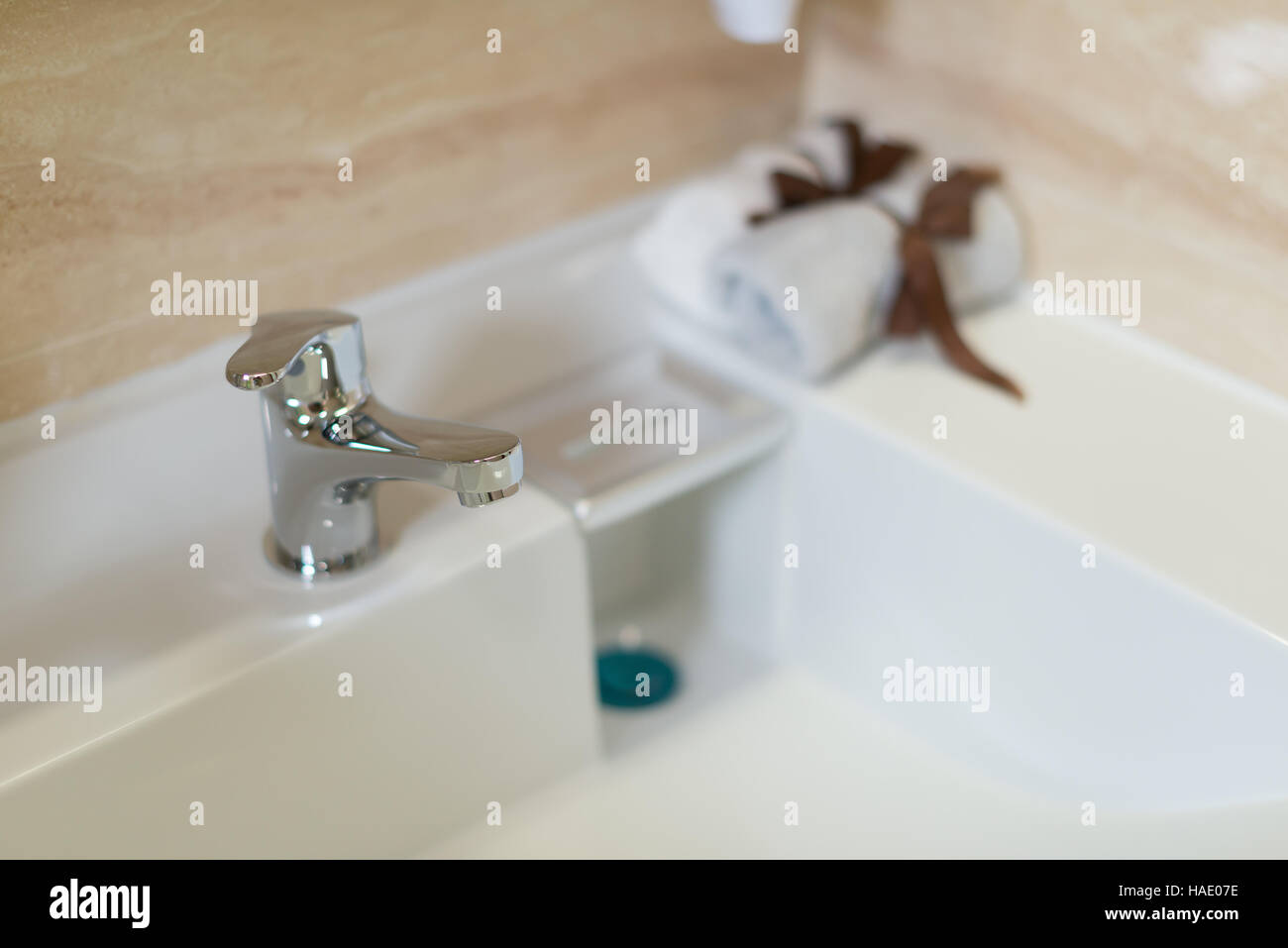 saubere Waschbecken und Edelstahl Wasserhahn im Badezimmer Stockfoto