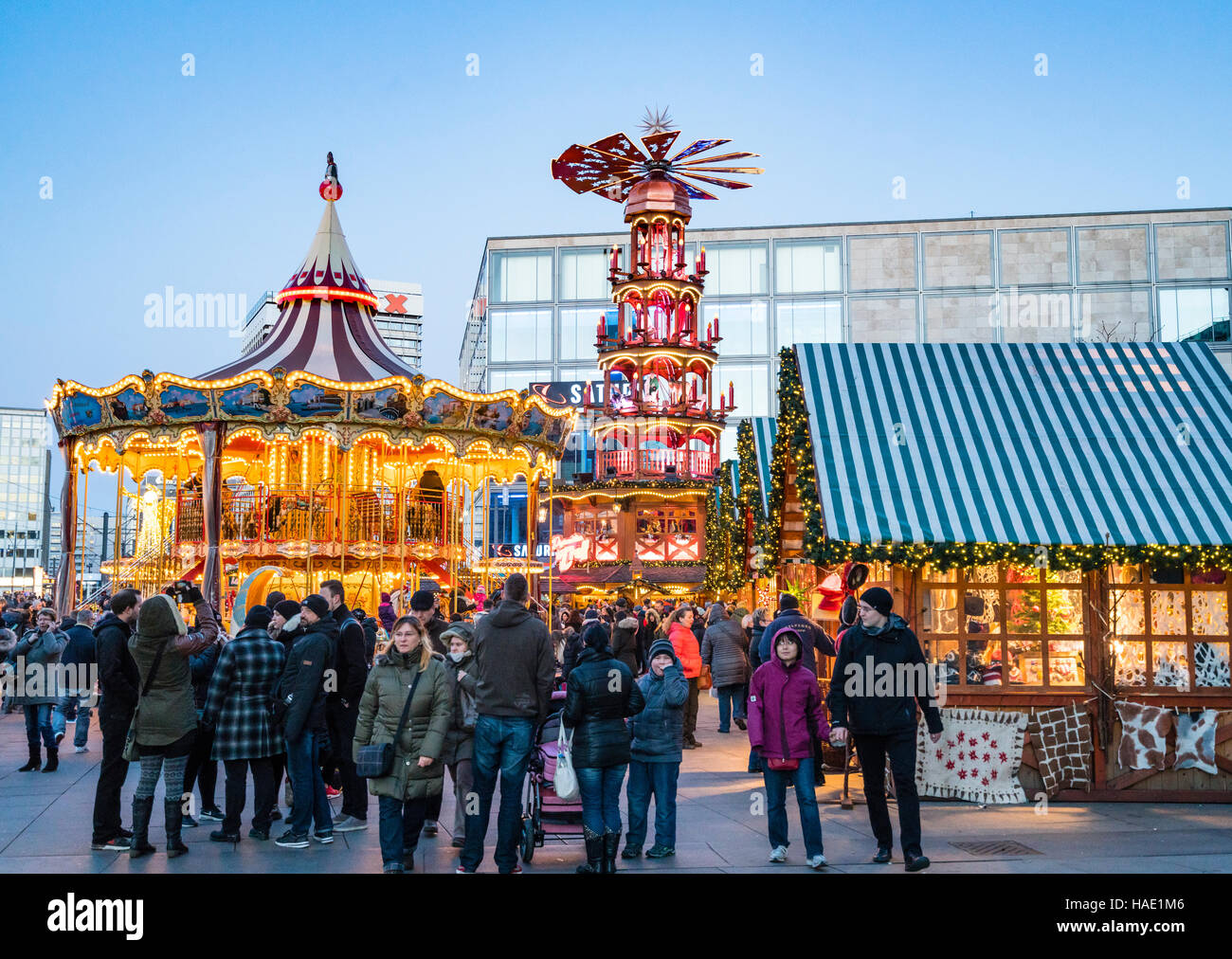 Ansicht der traditionelle Weihnachtsmarkt am Alexanderplatz in Mitte Berlin Deutschland 2016 Stockfoto