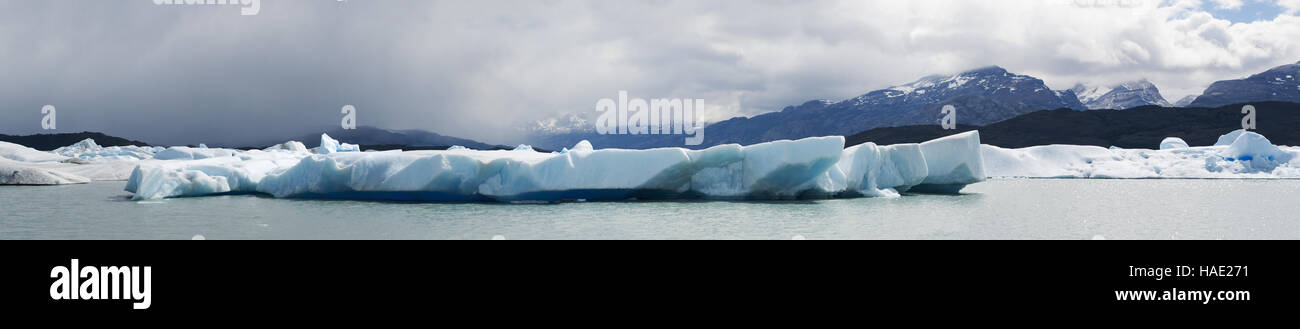 Patagonien: schwimmende Eisberge und kristallklarem Wasser des Lago Argentino, der größte Süßwassersee in Argentinien Stockfoto